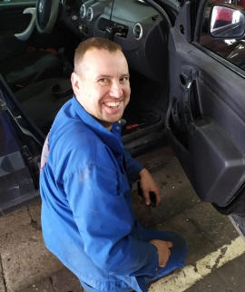 Дмитрий специалист автомеханик 6-го разряда JS-Service