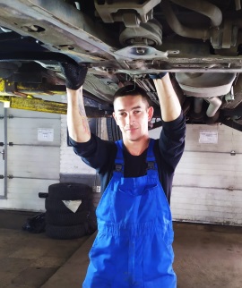 Егор автомеханик JS-Service 5 разряда с опытом ремонта автомобилей более 17 лет.